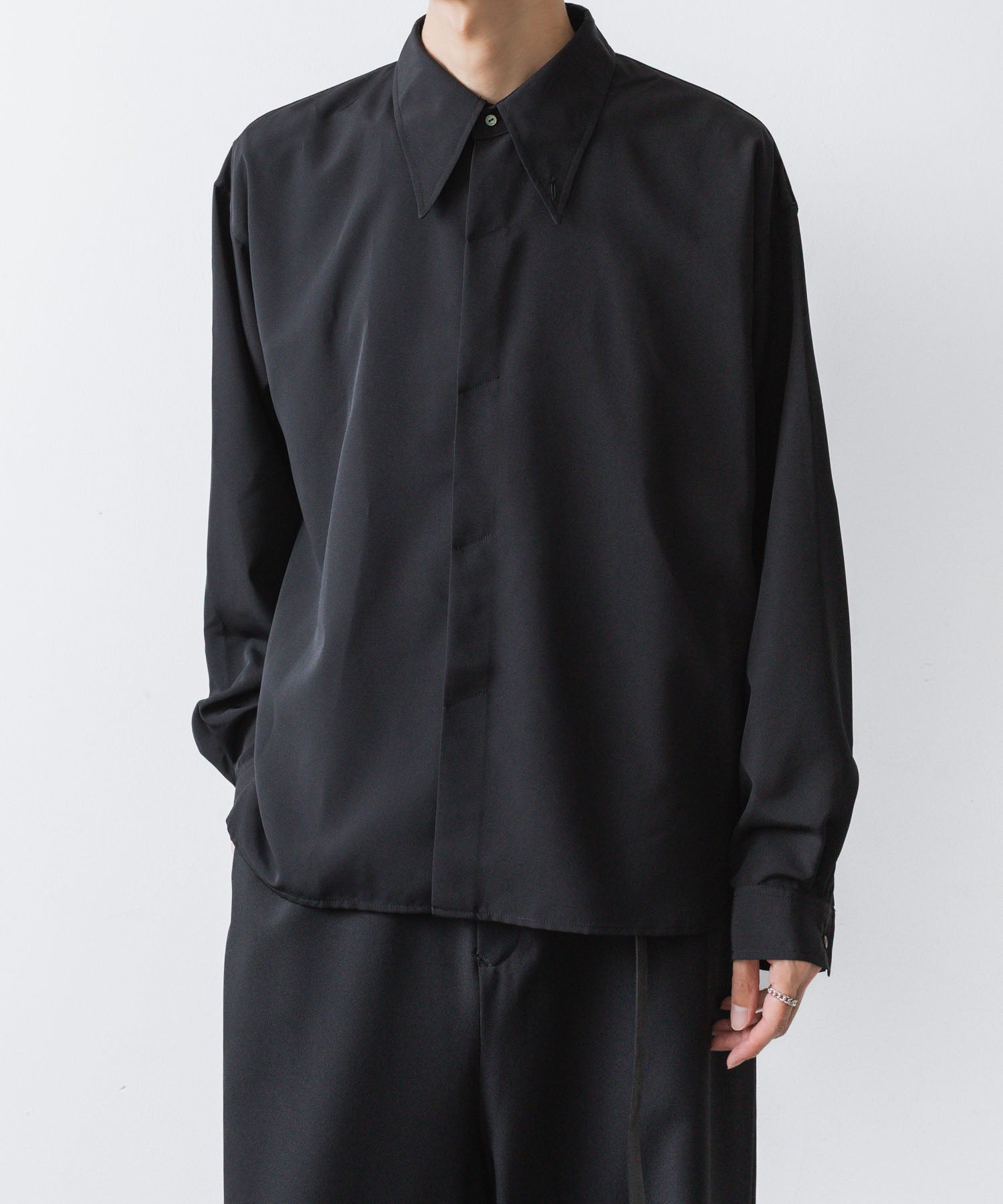 ato(アトウ)のCREPE DE CHINE  SHORT SCARF SHIRT - BLACKの公式通販サイトsession福岡セレクトショップ