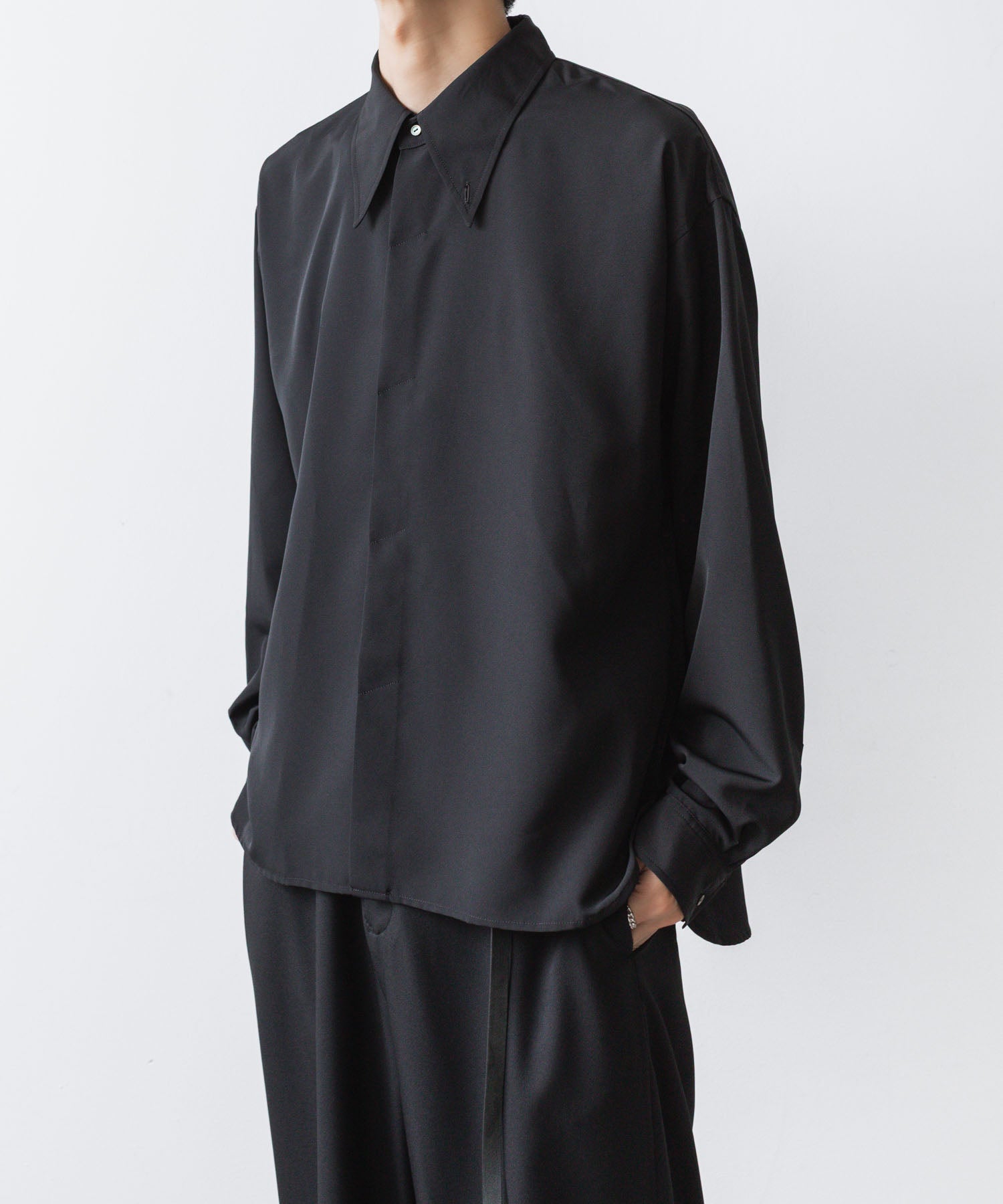 ato(アトウ)のCREPE DE CHINE  SHORT SCARF SHIRT - BLACKの公式通販サイトsession福岡セレクトショップ