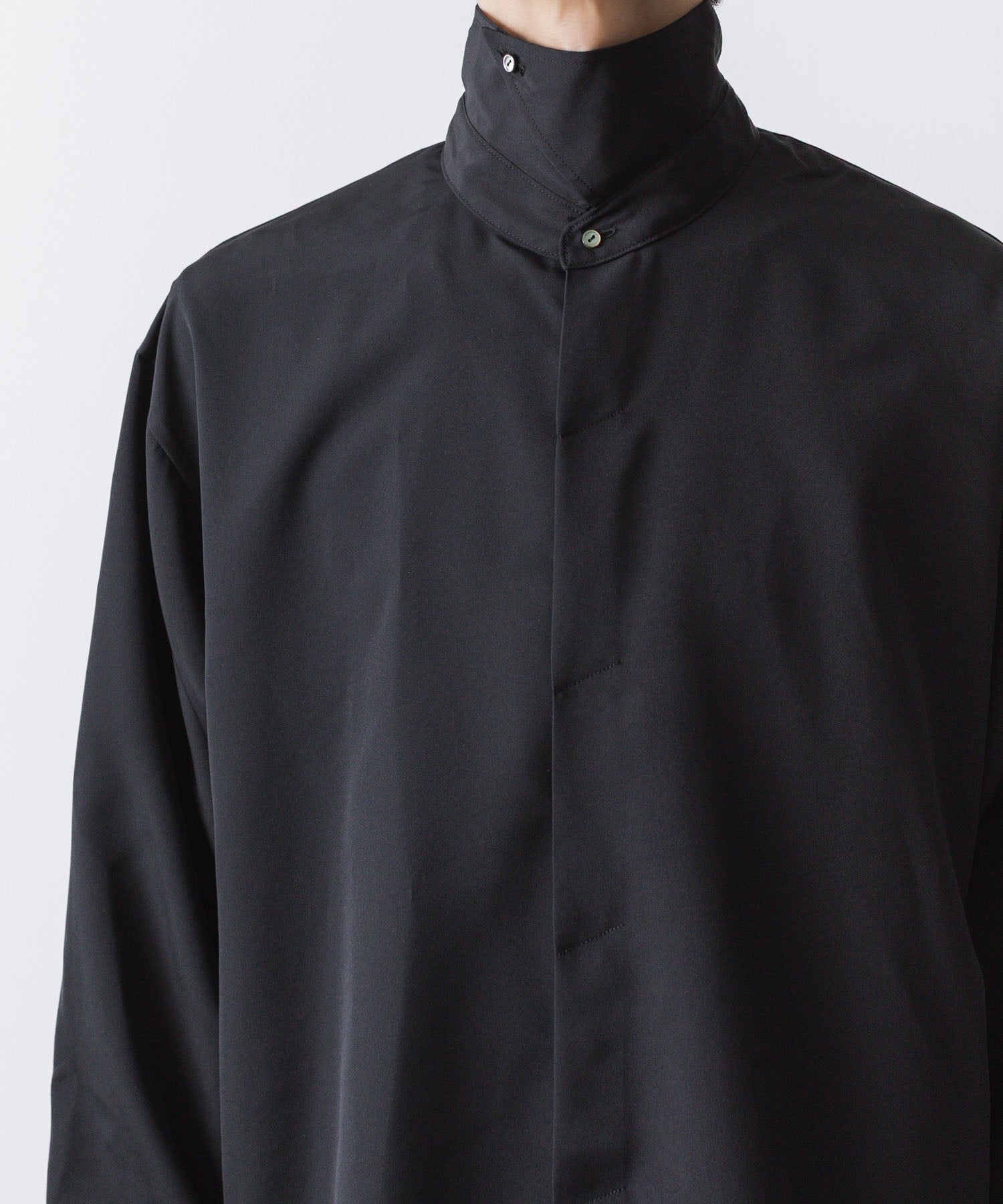 ato(アトウ)のCREPE DE CHINE  SHORT SCARF SHIRT - BLACKの公式通販サイトsession福岡セレクトショップ