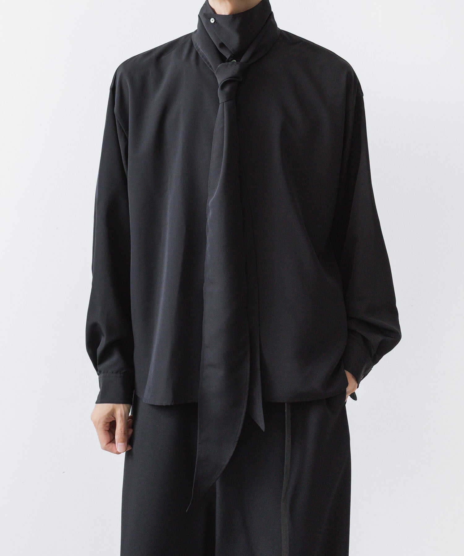 ato(アトウ)のCREPE DE CHINE  SHORT SCARF SHIRT - BLACKの公式通販サイトsession福岡セレクトショップ
