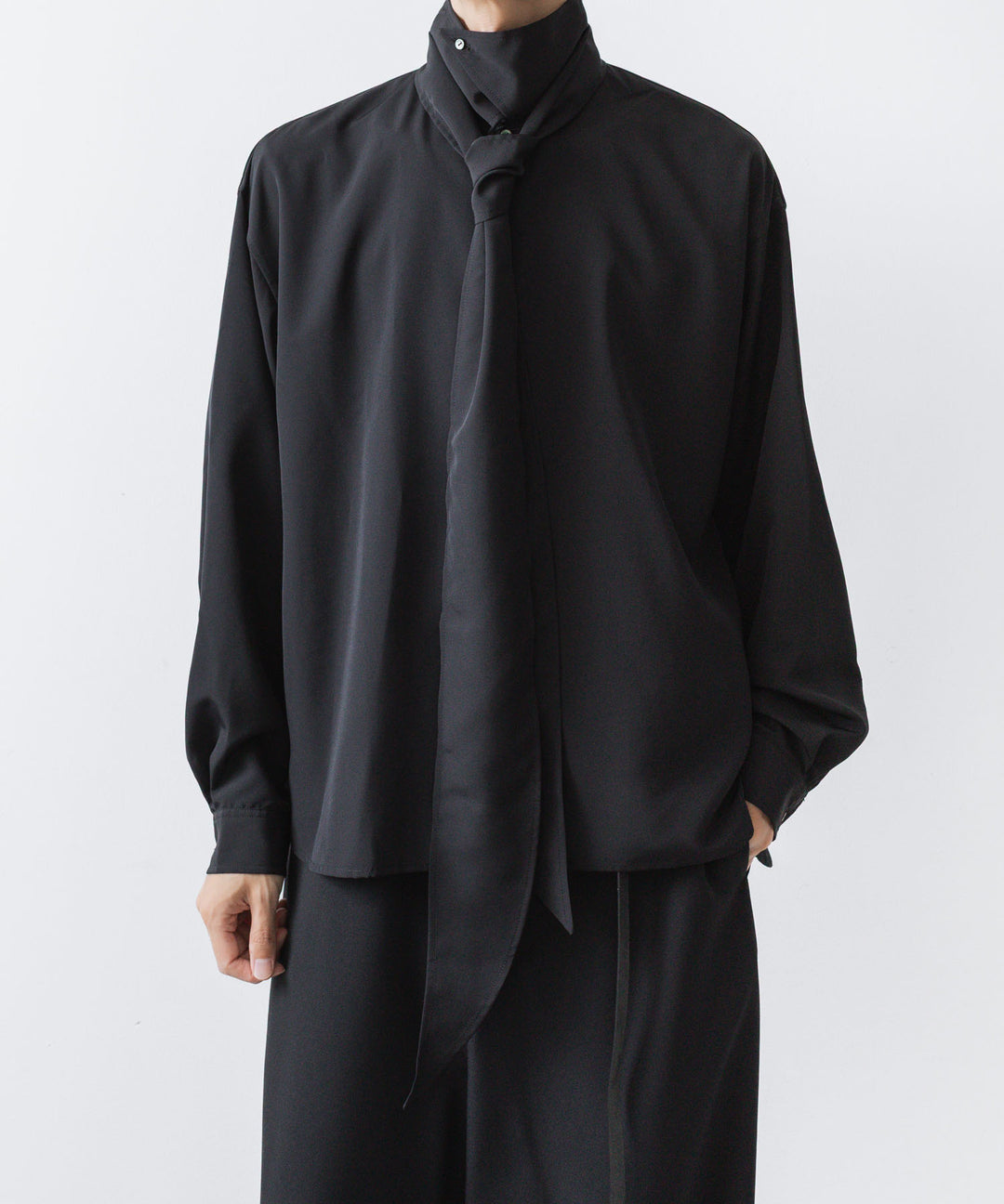 ato(アトウ)のCREPE DE CHINE  SHORT SCARF SHIRT - BLACKの公式通販サイトsession福岡セレクトショップ