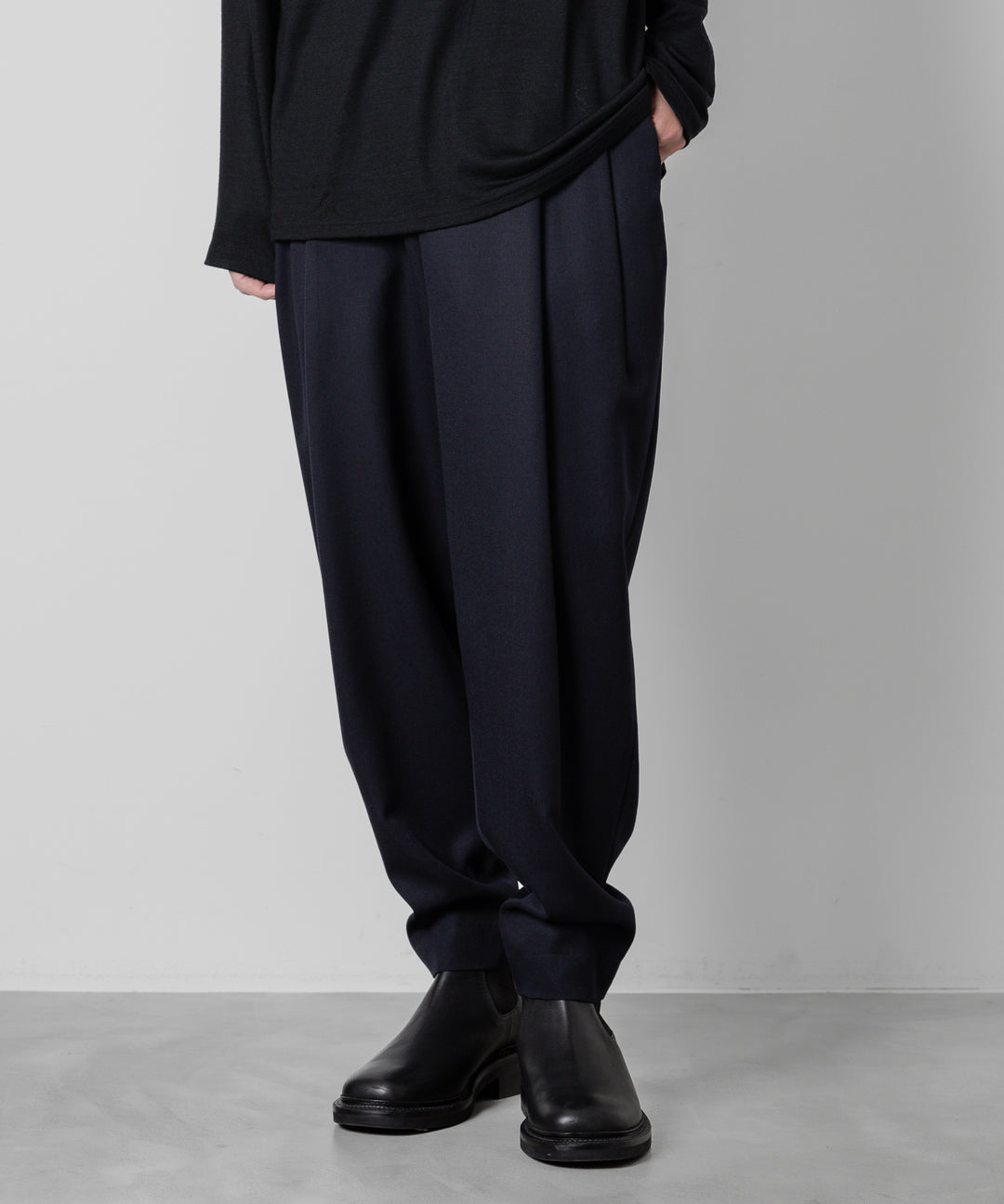 ato(アトウ)のWOOL 2TACK TAPERED PANTSのNAVY