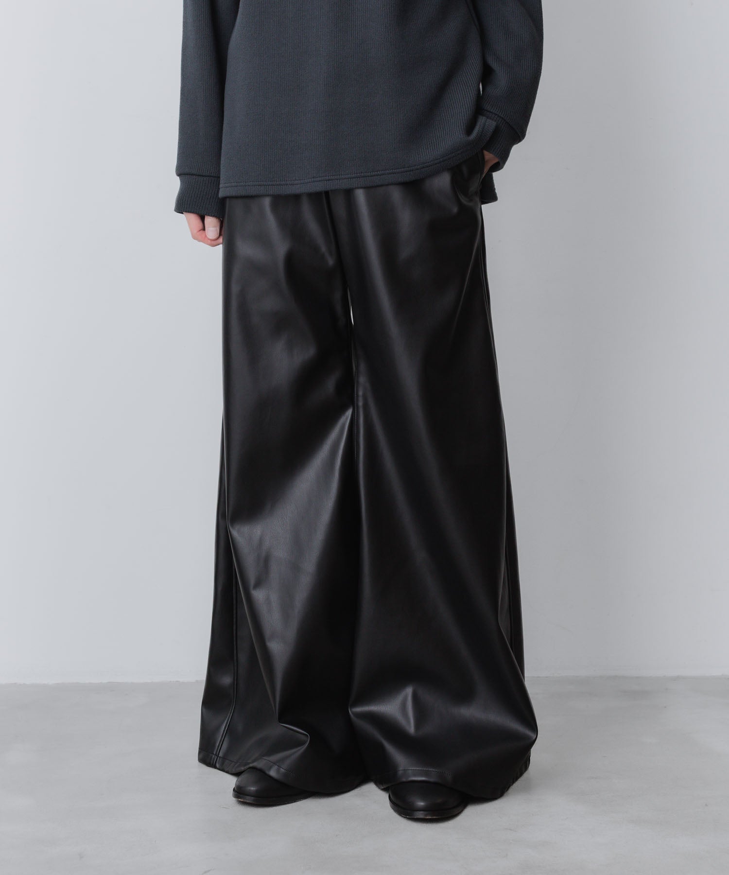 ato(アトウ)のSYNTHETIC LEATHER WIDE FLAIR PANTS - BLACKの公式通販サイトsession福岡セレクトショップ