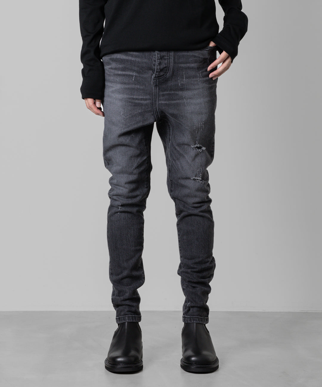 ato(アトウ)の23awコレクションのDAMAGED STRETCH SARROUEL DENIM PANTSのBLACK
