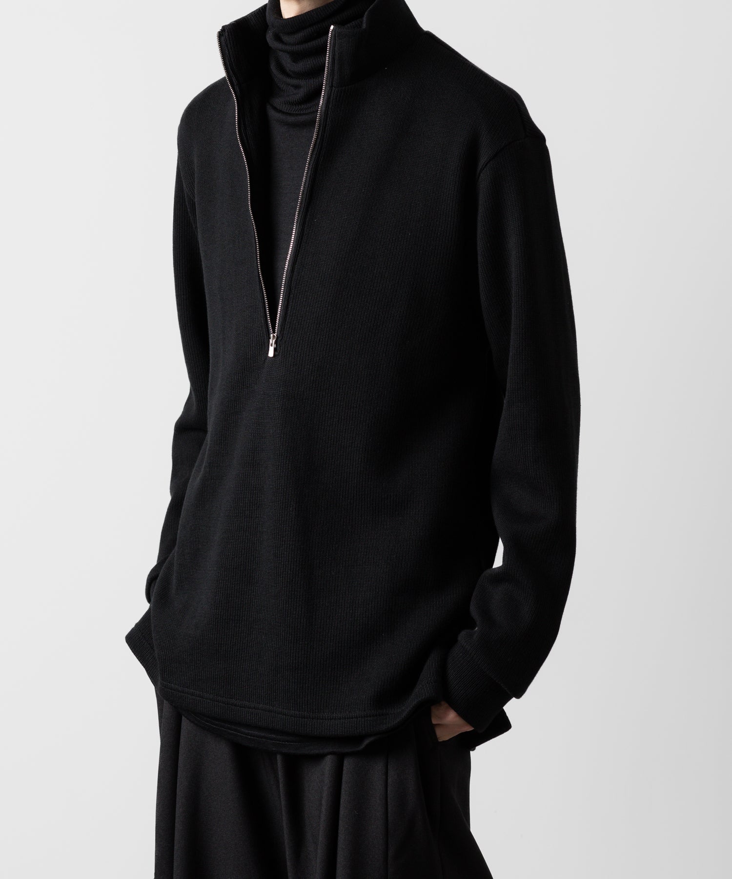 【ato】STAND COLLAR ZIP PULLOVER - BLACK