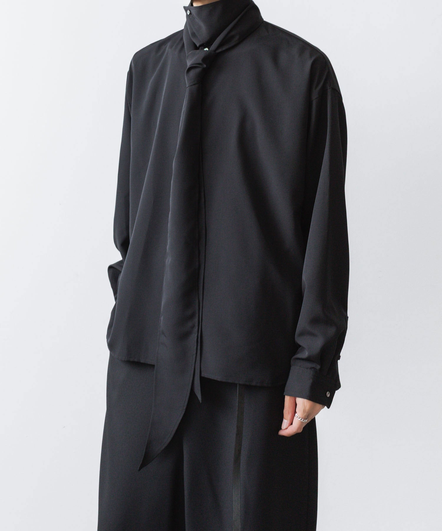 ato(アトウ)のCREPE DE CHINE  SHORT SCARF SHIRT - BLACKの公式通販サイトsession福岡セレクトショップ