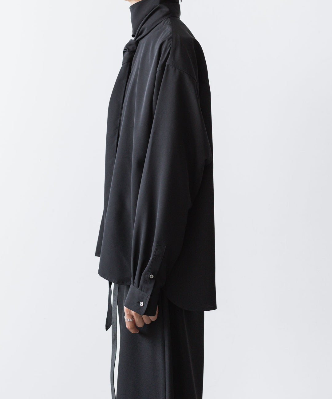 ato(アトウ)のCREPE DE CHINE  SHORT SCARF SHIRT - BLACKの公式通販サイトsession福岡セレクトショップ