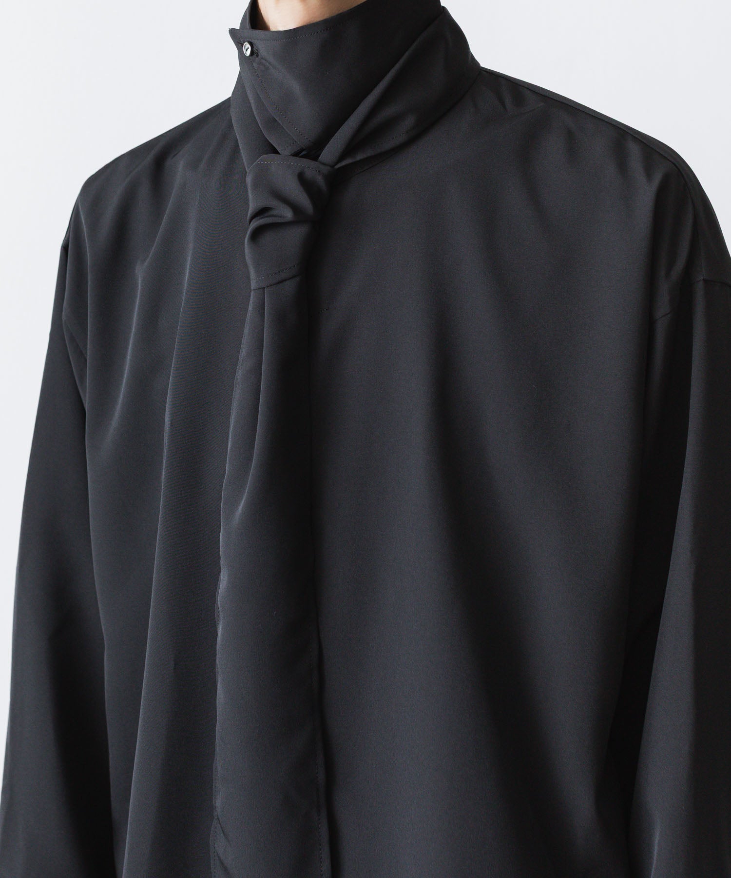 ato(アトウ)のCREPE DE CHINE  SHORT SCARF SHIRT - BLACKの公式通販サイトsession福岡セレクトショップ