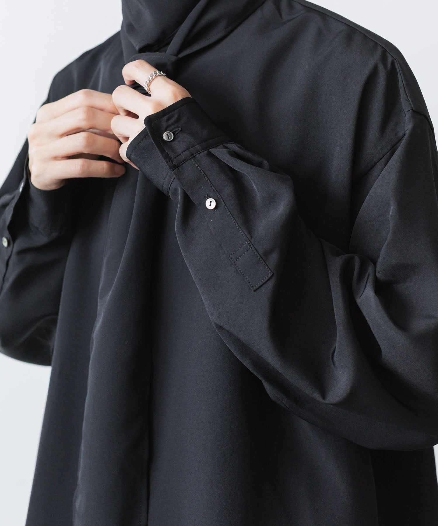 ato(アトウ)のCREPE DE CHINE  SHORT SCARF SHIRT - BLACKの公式通販サイトsession福岡セレクトショップ