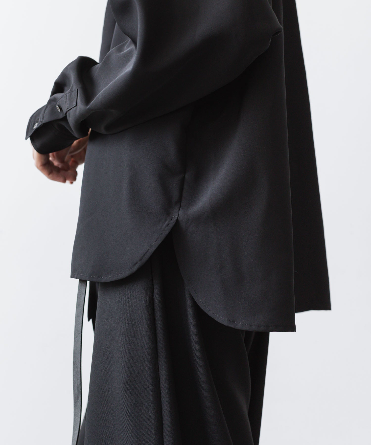 ato(アトウ)のCREPE DE CHINE  SHORT SCARF SHIRT - BLACKの公式通販サイトsession福岡セレクトショップ