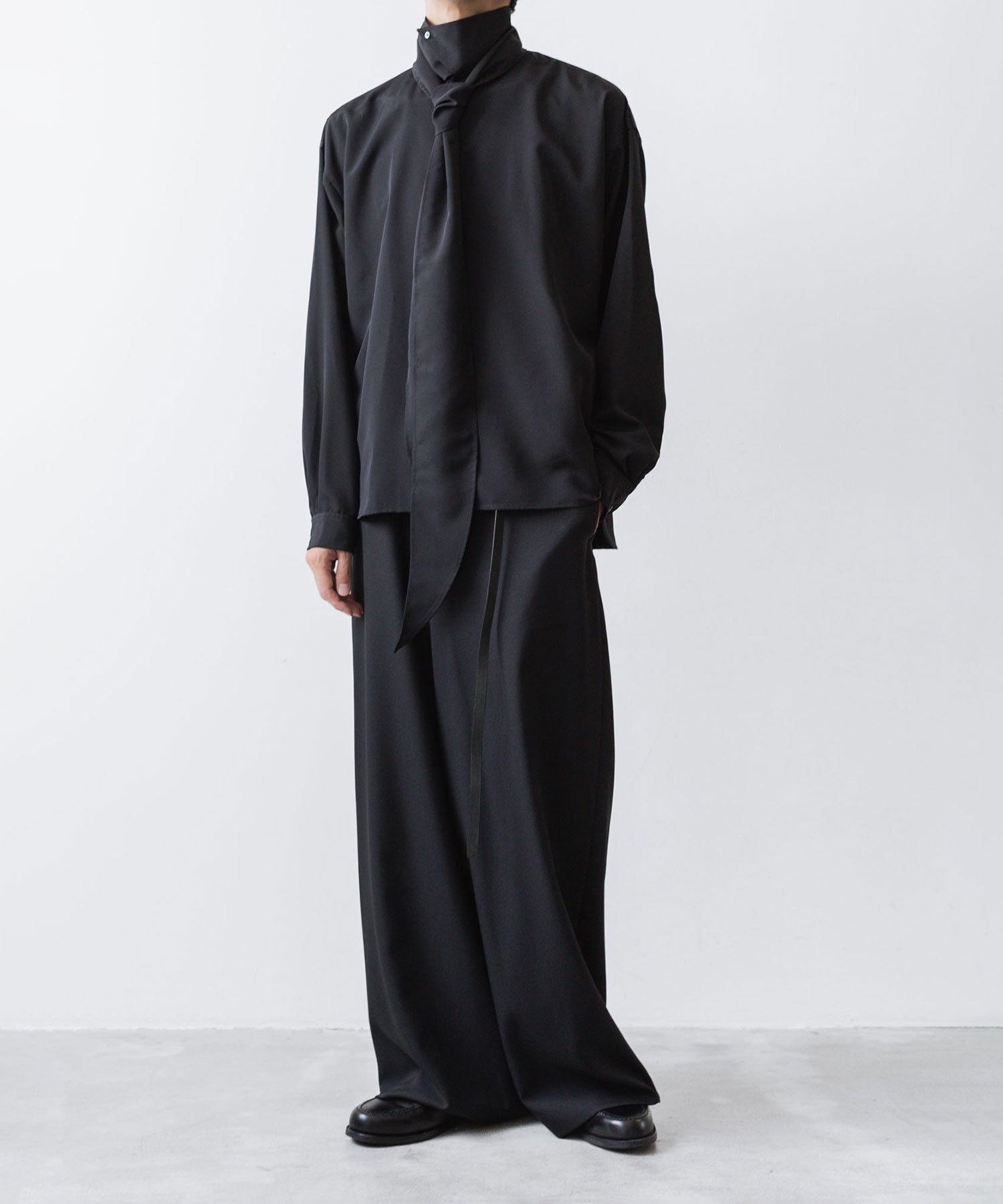 ato(アトウ)のCREPE DE CHINE  SHORT SCARF SHIRT - BLACKの公式通販サイトsession福岡セレクトショップ
