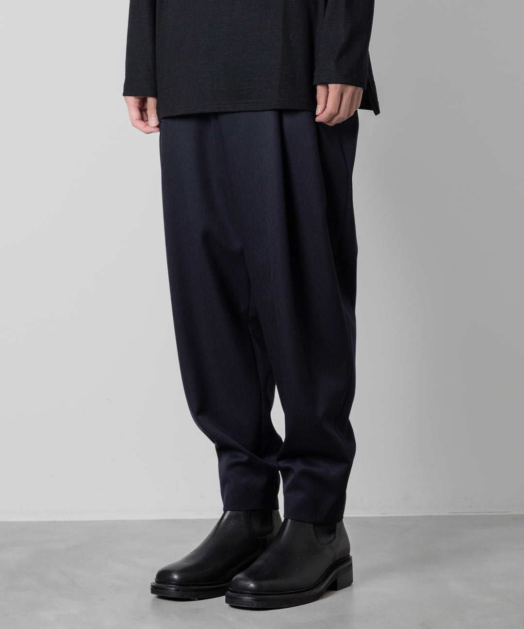 ato(アトウ)のWOOL 2TACK TAPERED PANTSのNAVY