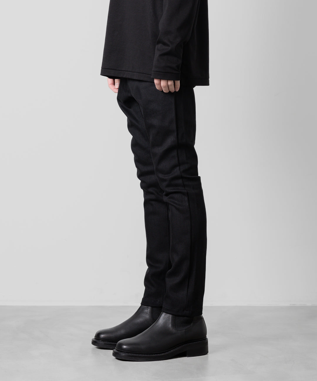 ato(アトウ)のSTRETCH DENIM SARROUEL PANTSのBLACK