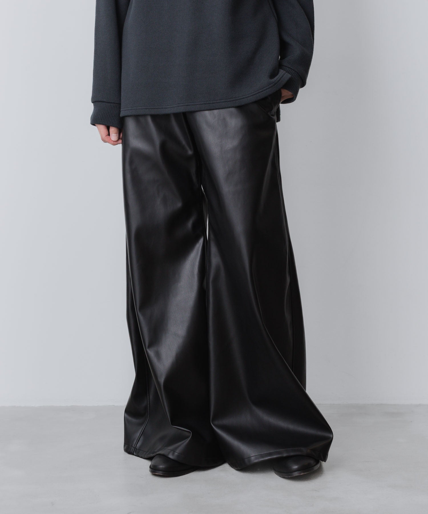 ato(アトウ)のSYNTHETIC LEATHER WIDE FLAIR PANTS - BLACKの公式通販サイトsession福岡セレクトショップ