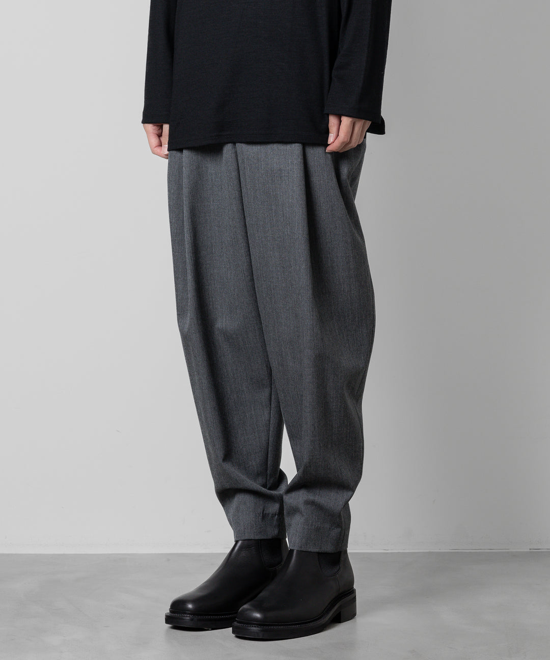 ato(アトウ)のWOOL 2TACK TAPERED PANTSのCHARCOAL
