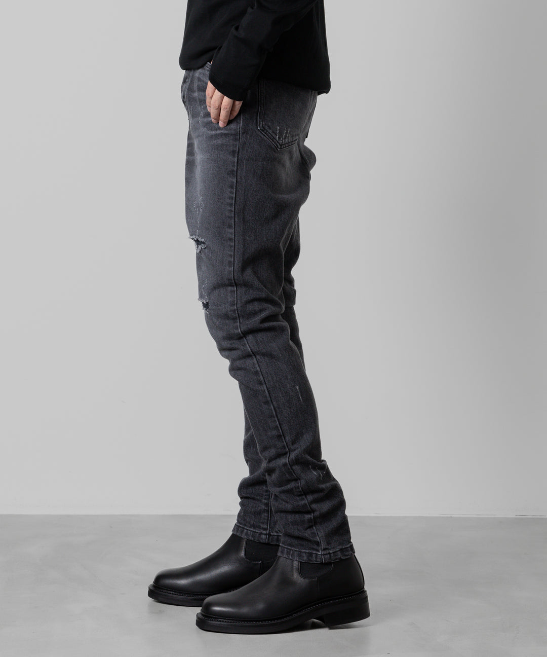 ato(アトウ)の23awコレクションのDAMAGED STRETCH SARROUEL DENIM PANTSのBLACK