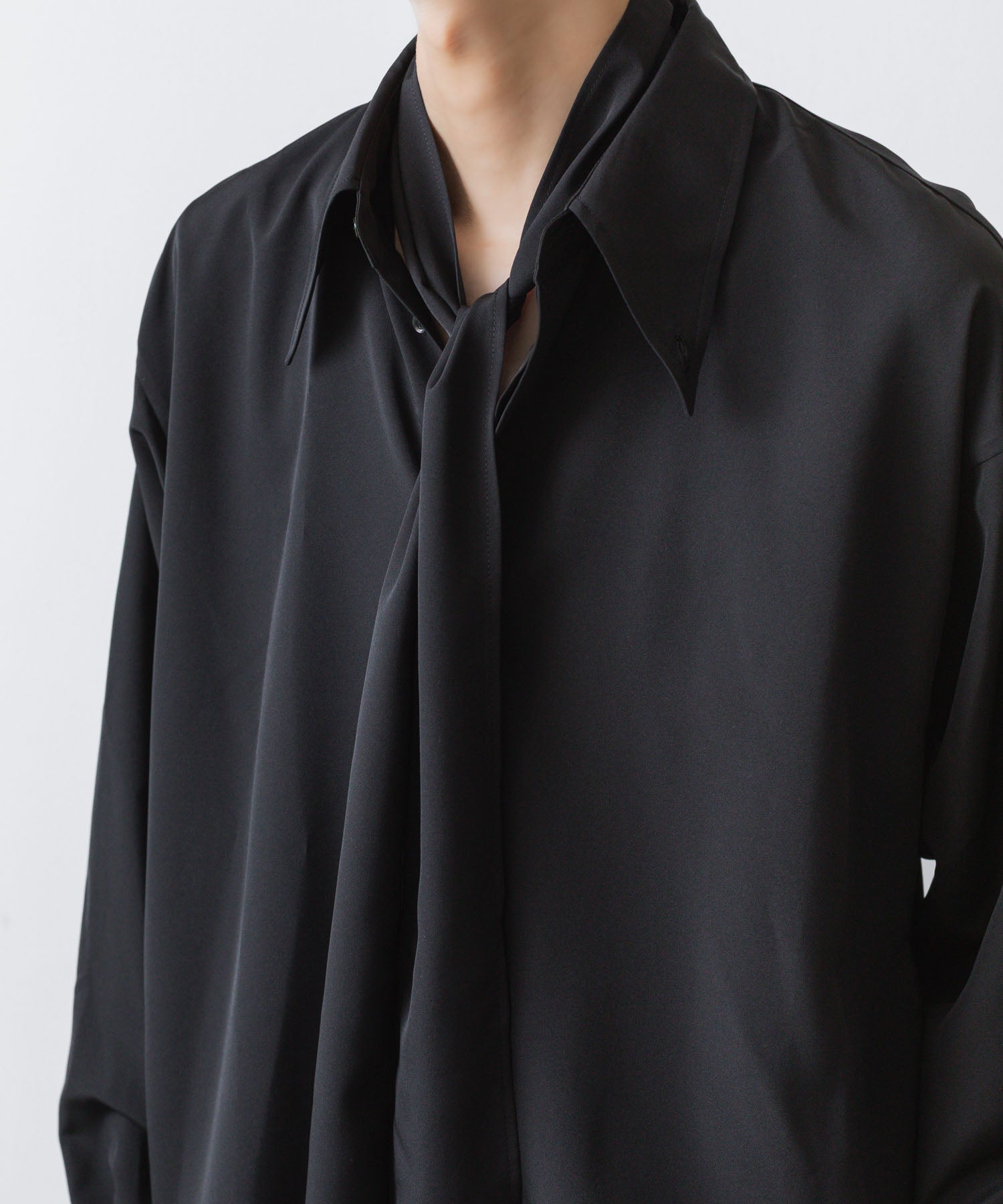 ato(アトウ)のCREPE DE CHINE  SHORT SCARF SHIRT - BLACKの公式通販サイトsession福岡セレクトショップ