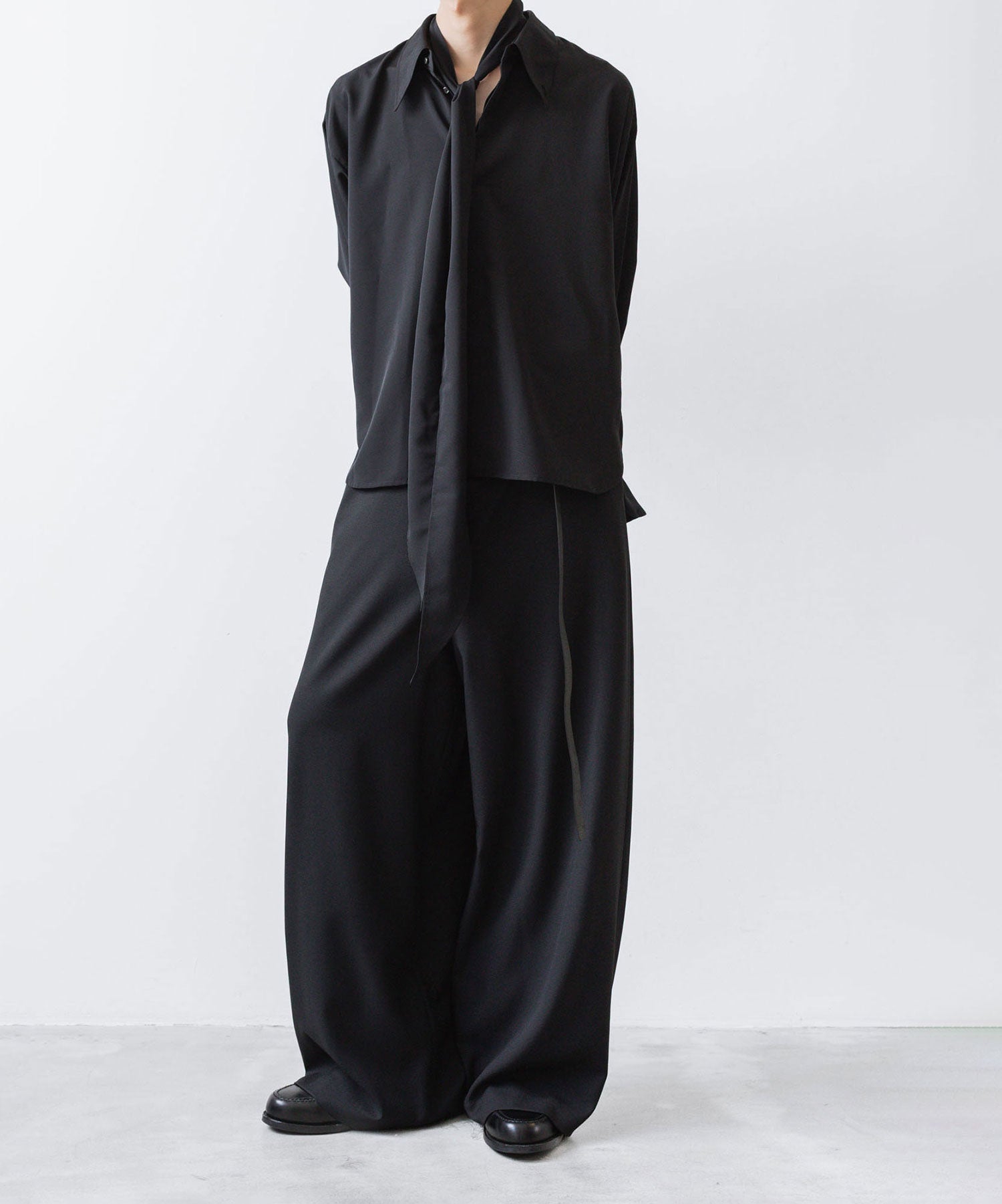 ato(アトウ)のCREPE DE CHINE  SHORT SCARF SHIRT - BLACKの公式通販サイトsession福岡セレクトショップ