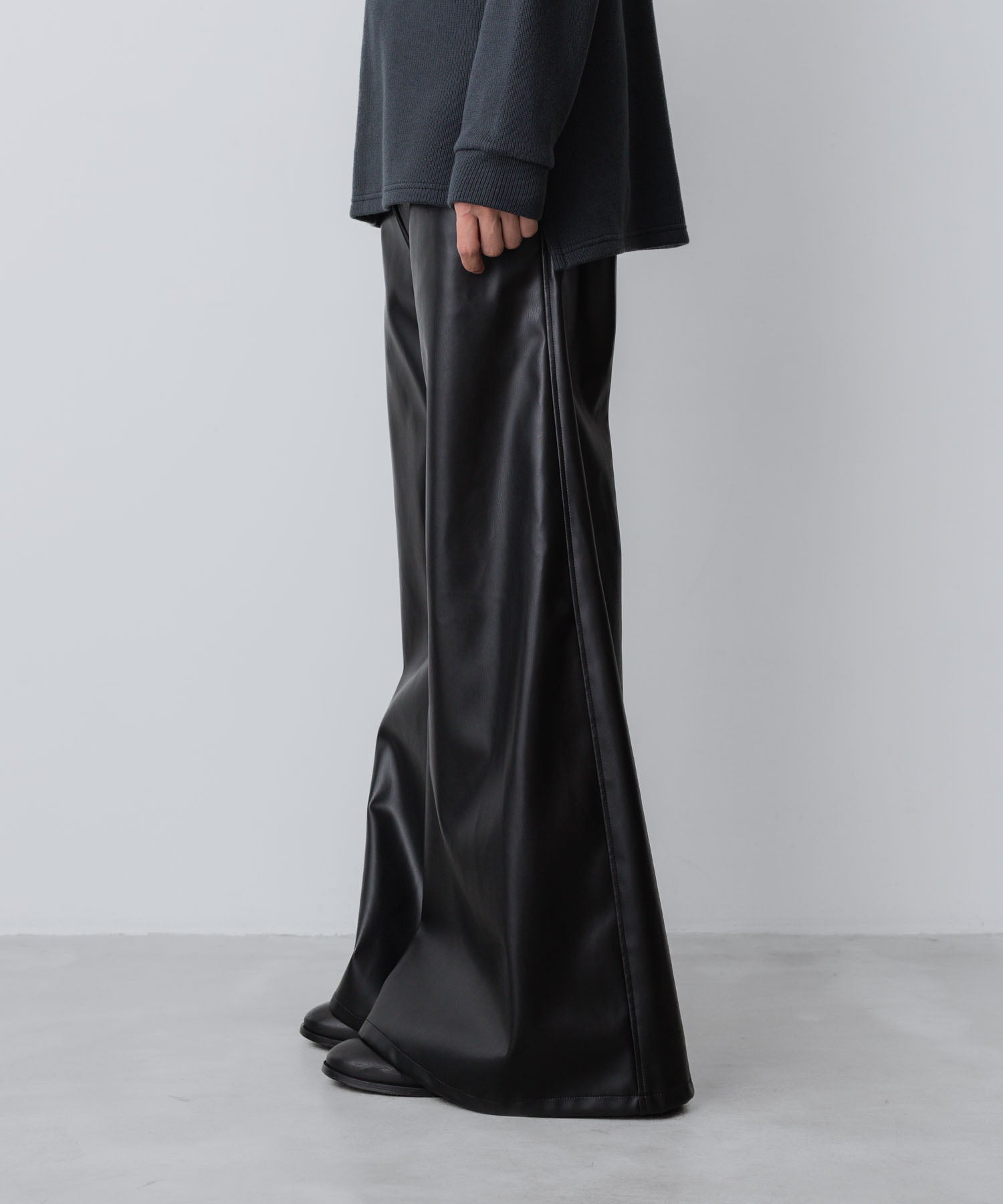ato(アトウ)のSYNTHETIC LEATHER WIDE FLAIR PANTS - BLACKの公式通販サイトsession福岡セレクトショップ