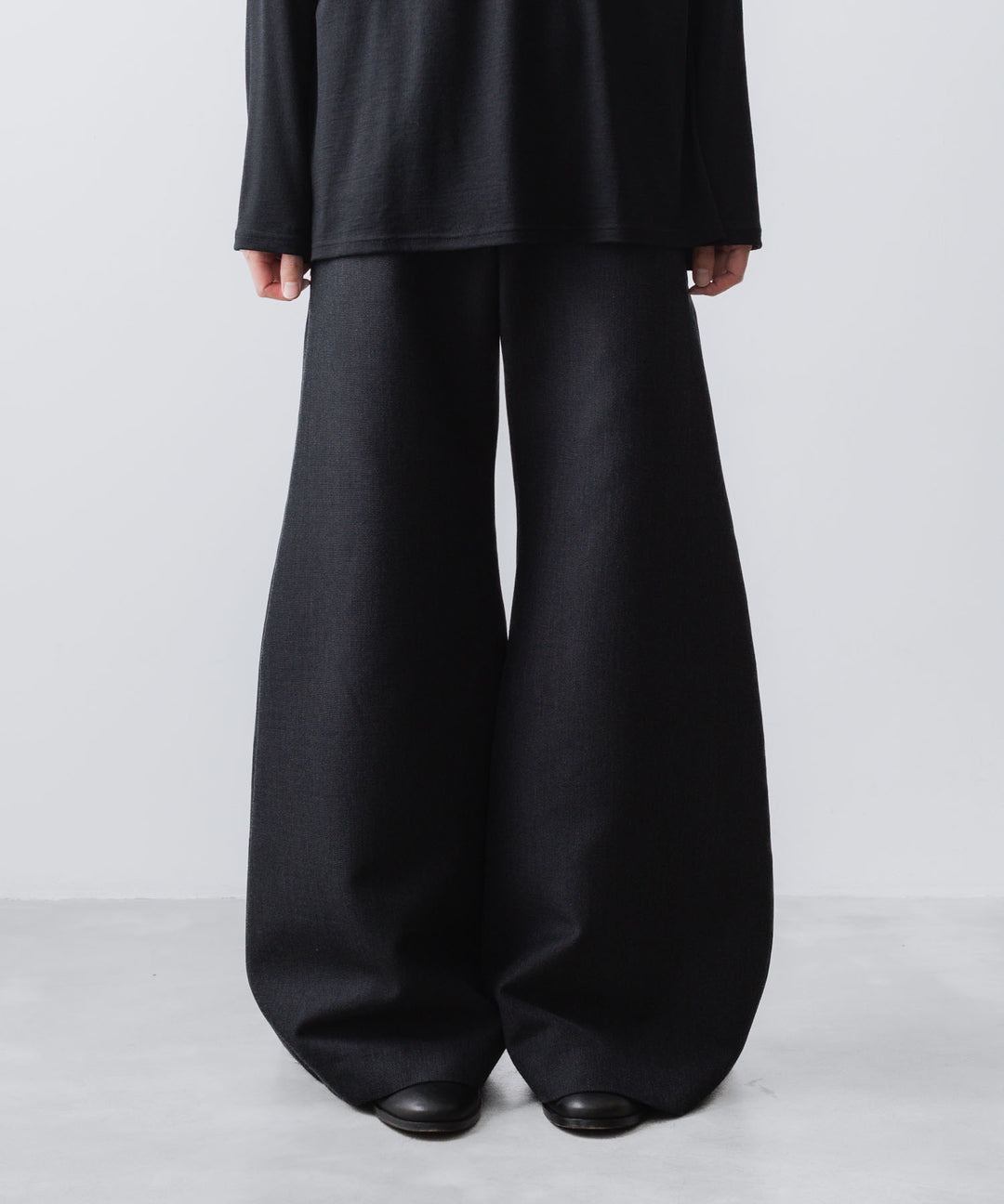 ato(アトウ)のRECYCLE POLYESTER/WOOL WIDE FLAIR PANTS - BLACKの公式通販サイトsession福岡セレクトショップ