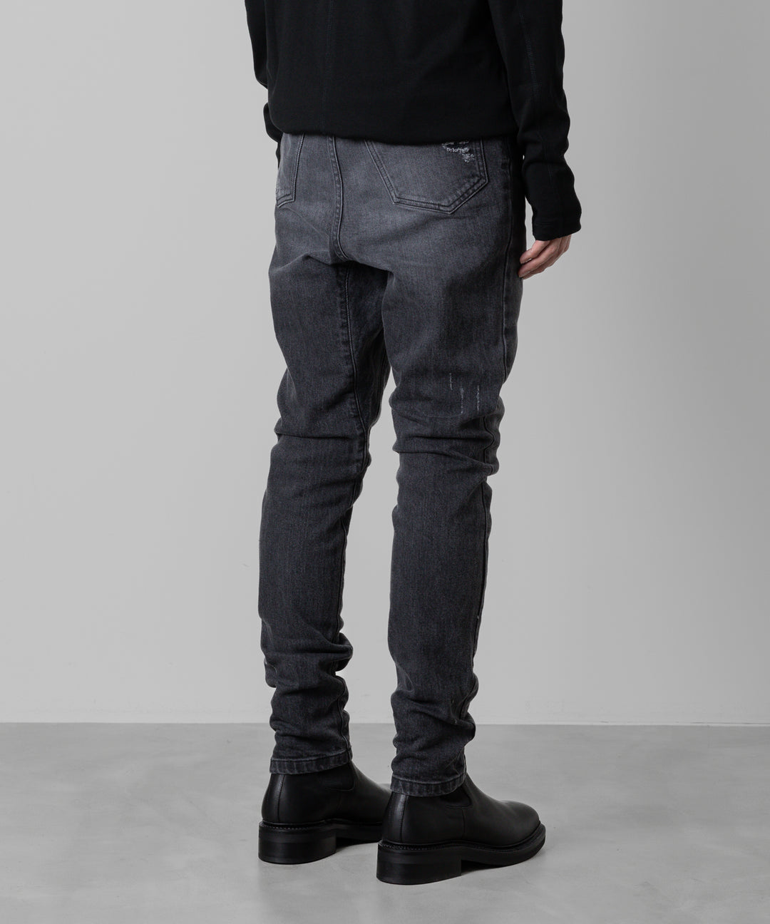 ato(アトウ)の23awコレクションのDAMAGED STRETCH SARROUEL DENIM PANTSのBLACK
