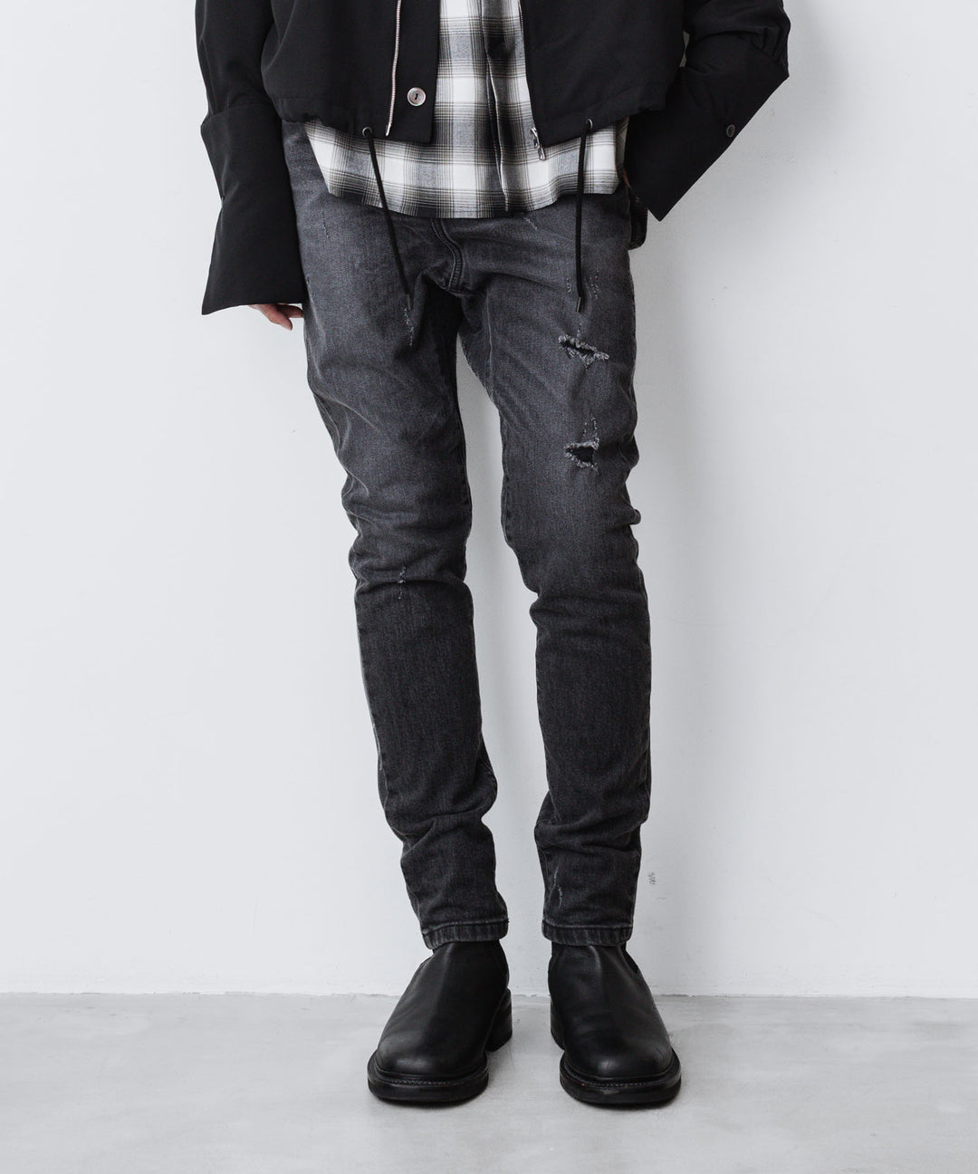 ato(アトウ)の23awコレクションのDAMAGED STRETCH SARROUEL DENIM PANTSのBLACK