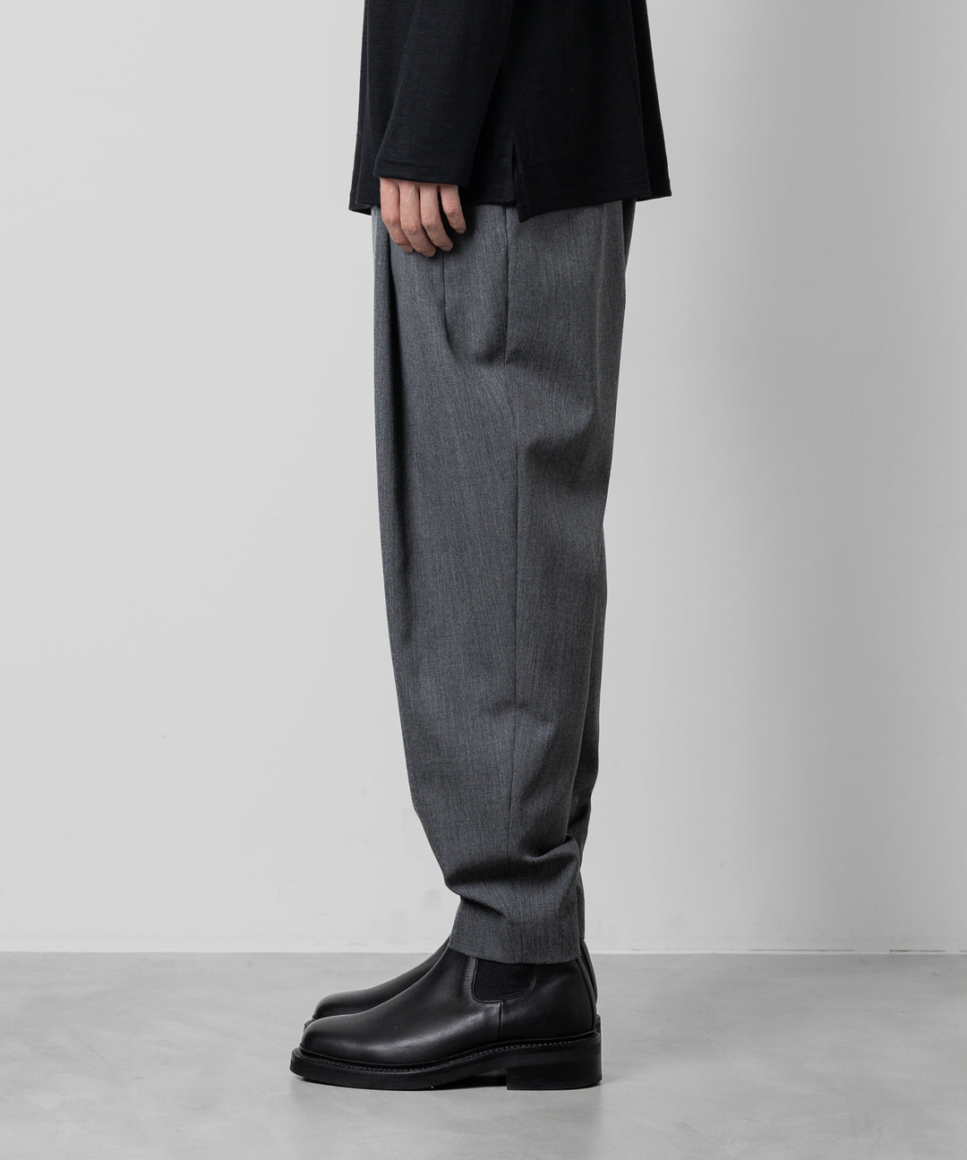 ato(アトウ)のWOOL 2TACK TAPERED PANTSのCHARCOAL