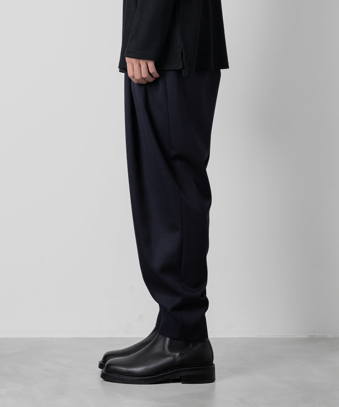 ato(アトウ)のWOOL 2TACK TAPERED PANTSのNAVY