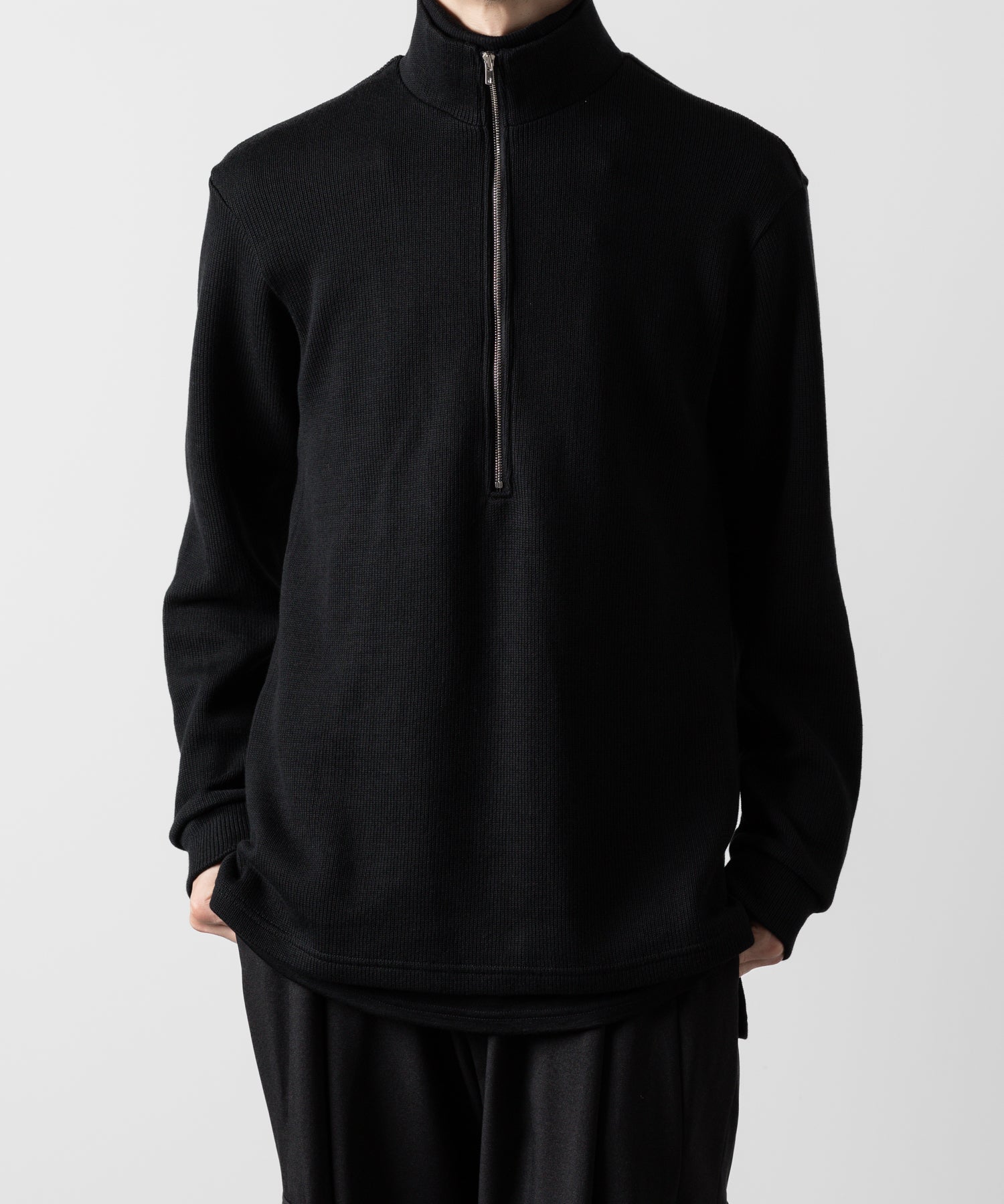 【ato】STAND COLLAR ZIP PULLOVER - BLACK