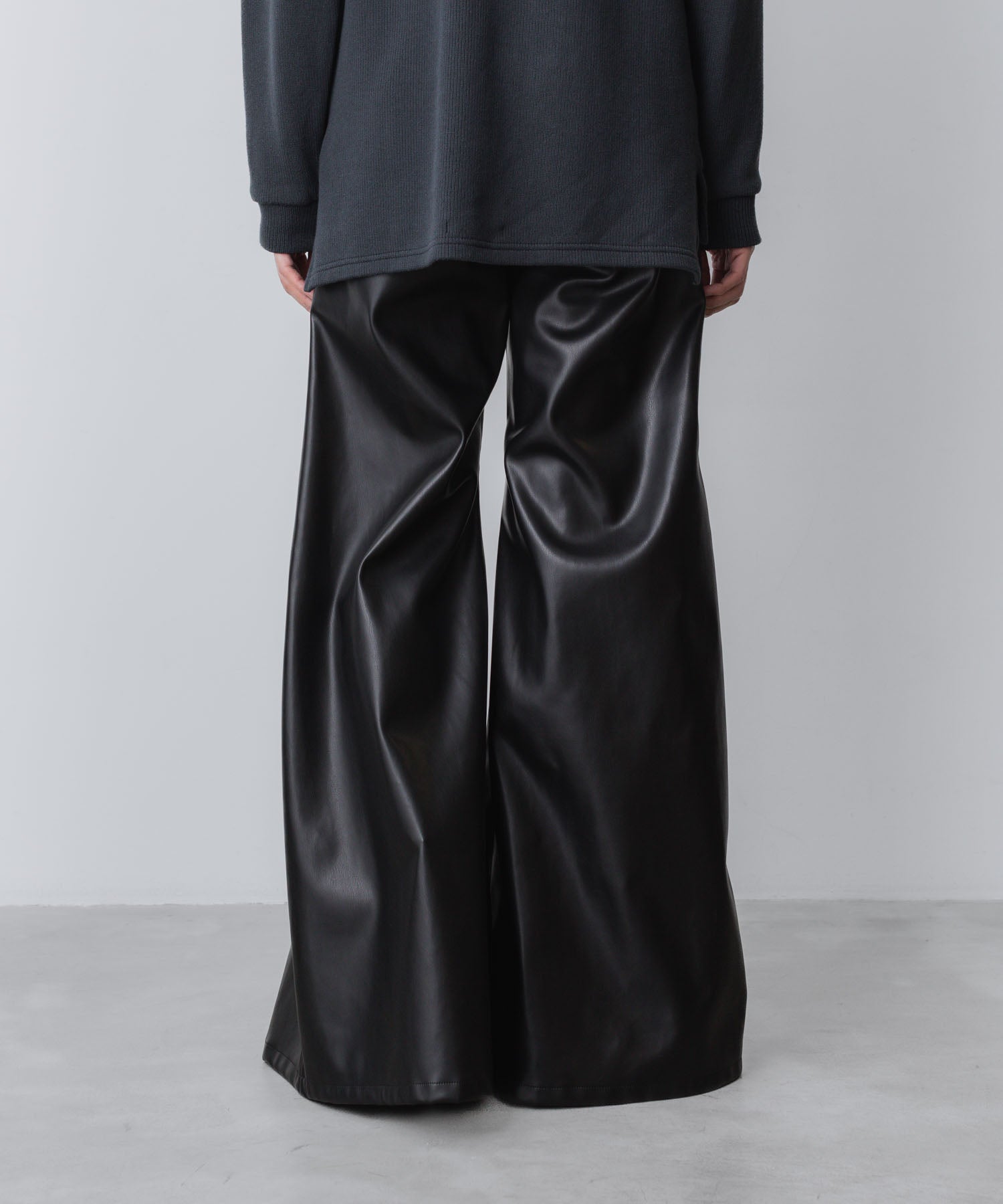 ato(アトウ)のSYNTHETIC LEATHER WIDE FLAIR PANTS - BLACKの公式通販サイトsession福岡セレクトショップ