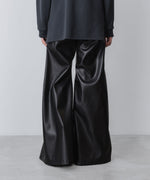 画像をギャラリービューアに読み込む, ato(アトウ)のSYNTHETIC LEATHER WIDE FLAIR PANTS - BLACKの公式通販サイトsession福岡セレクトショップ
