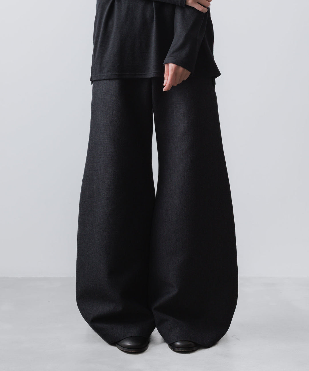 ato(アトウ)のRECYCLE POLYESTER/WOOL WIDE FLAIR PANTS - BLACKの公式通販サイトsession福岡セレクトショップ