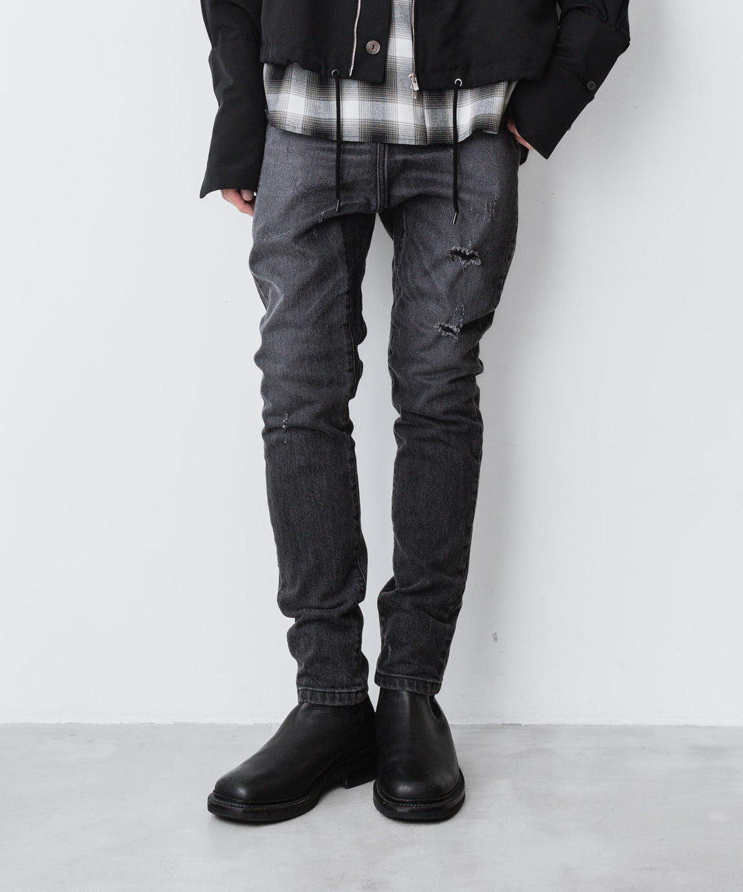 ato(アトウ)の23awコレクションのDAMAGED STRETCH SARROUEL DENIM PANTSのBLACK
