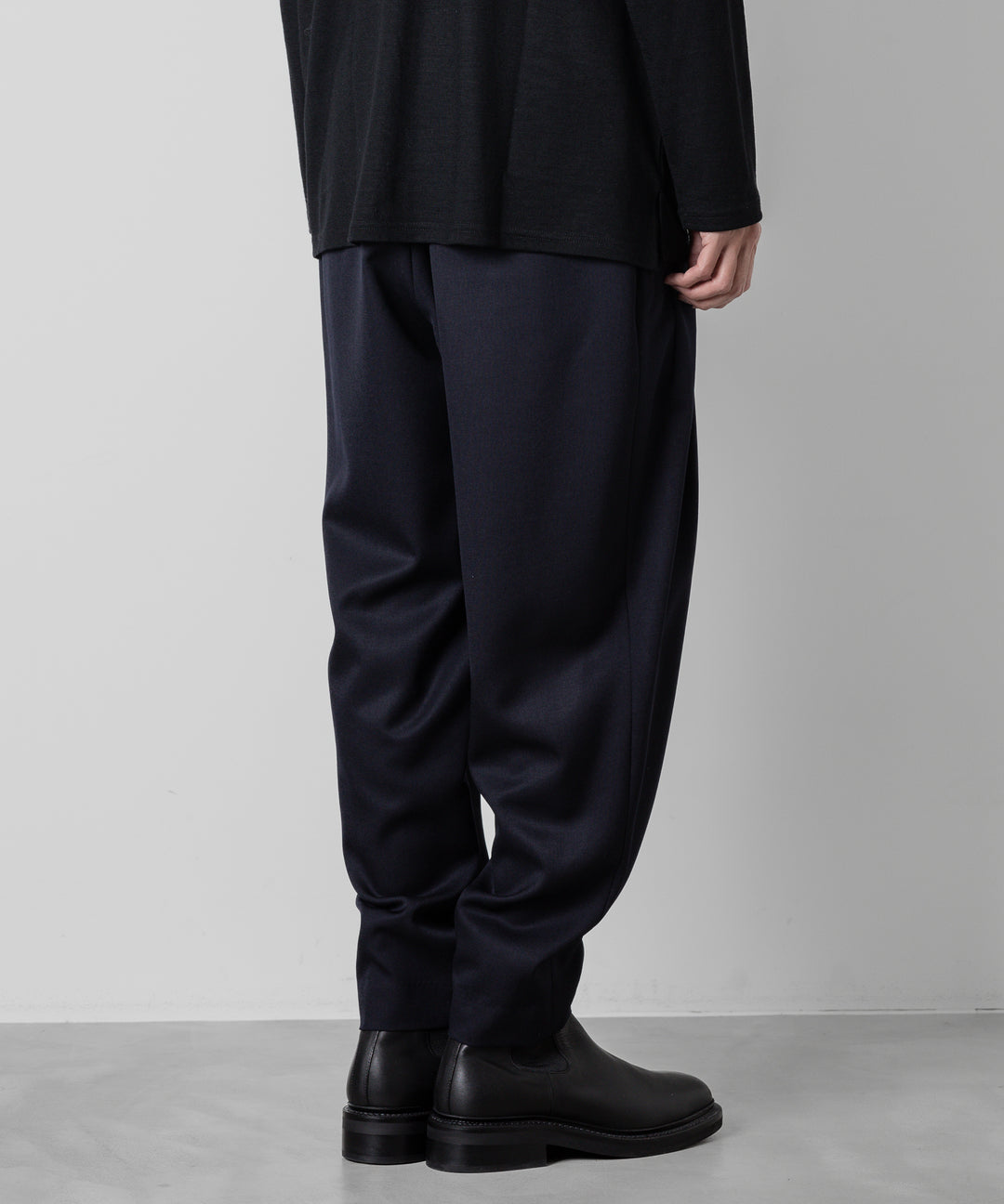ato(アトウ)のWOOL 2TACK TAPERED PANTSのNAVY