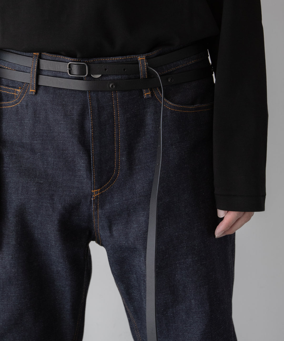 ato(アトウ)のコレクションの定番のCOWHIDE DOUBLE BELTのBLACK