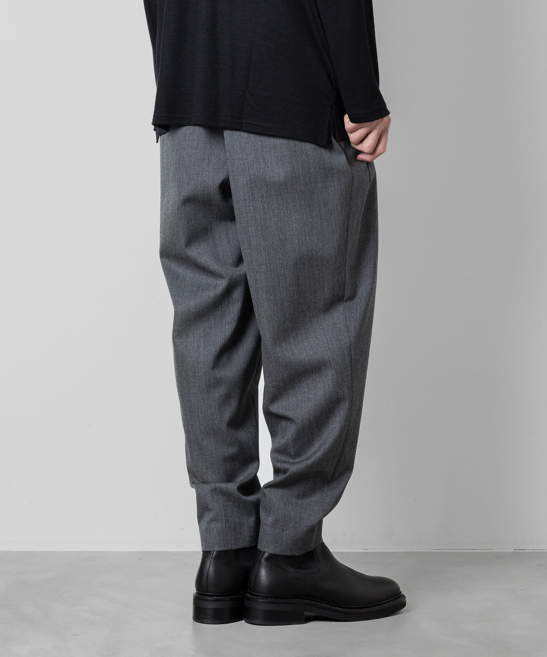 ato(アトウ)のWOOL 2TACK TAPERED PANTSのCHARCOAL