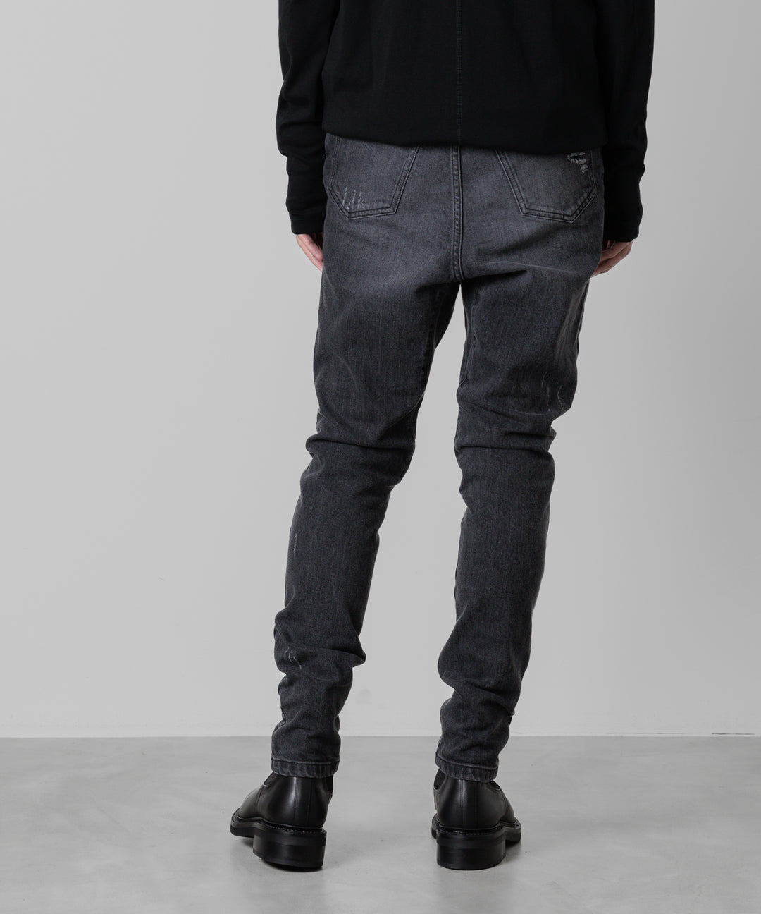 ato(アトウ)の23awコレクションのDAMAGED STRETCH SARROUEL DENIM PANTSのBLACK