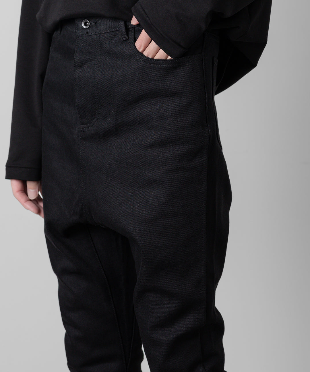 ato(アトウ)のSTRETCH DENIM SARROUEL PANTSのBLACK