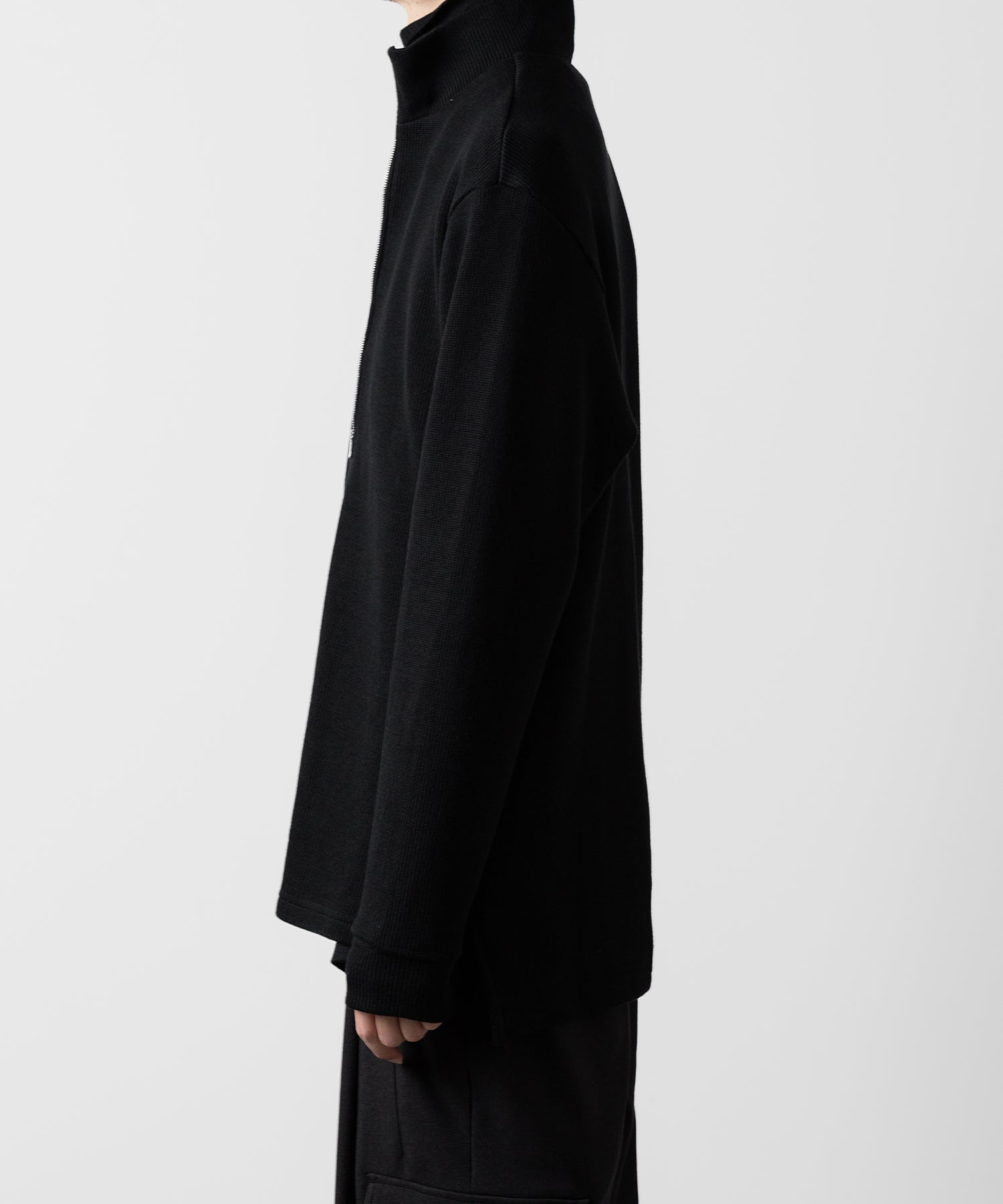 【ato】STAND COLLAR ZIP PULLOVER - BLACK