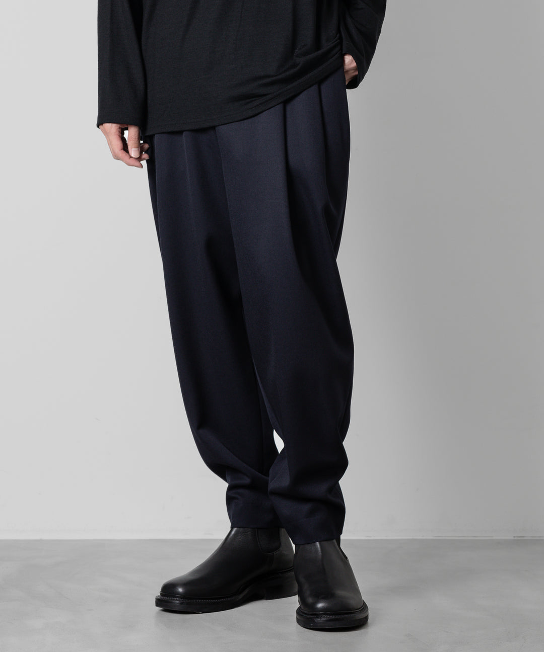 ato(アトウ)のWOOL 2TACK TAPERED PANTSのNAVY