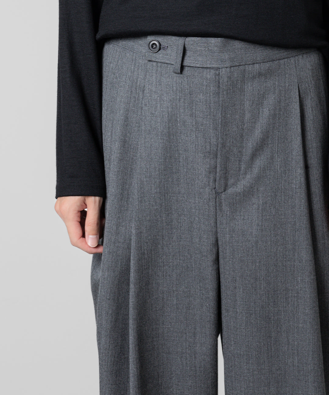 ato(アトウ)のWOOL 2TACK TAPERED PANTSのCHARCOAL