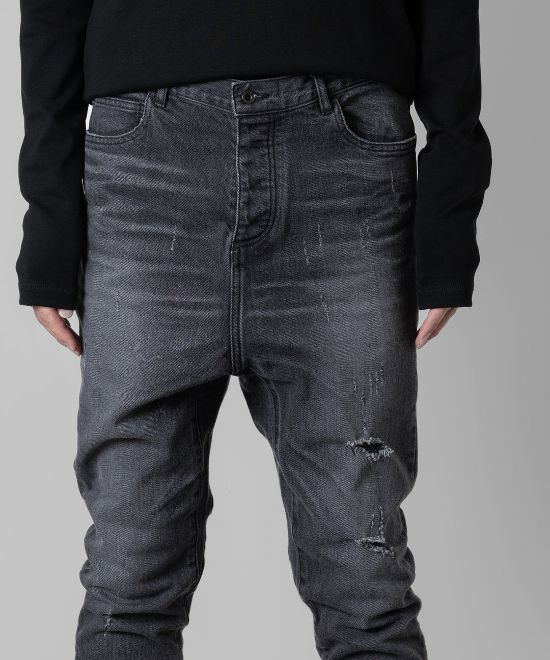 ato(アトウ)の23awコレクションのDAMAGED STRETCH SARROUEL DENIM PANTSのBLACK