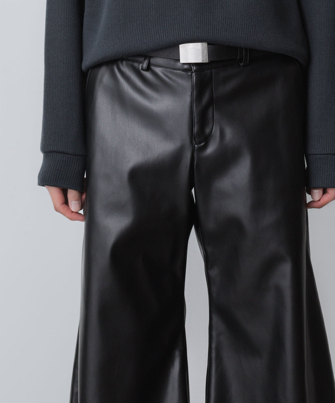 ato(アトウ)のSYNTHETIC LEATHER WIDE FLAIR PANTS - BLACKの公式通販サイトsession福岡セレクトショップ