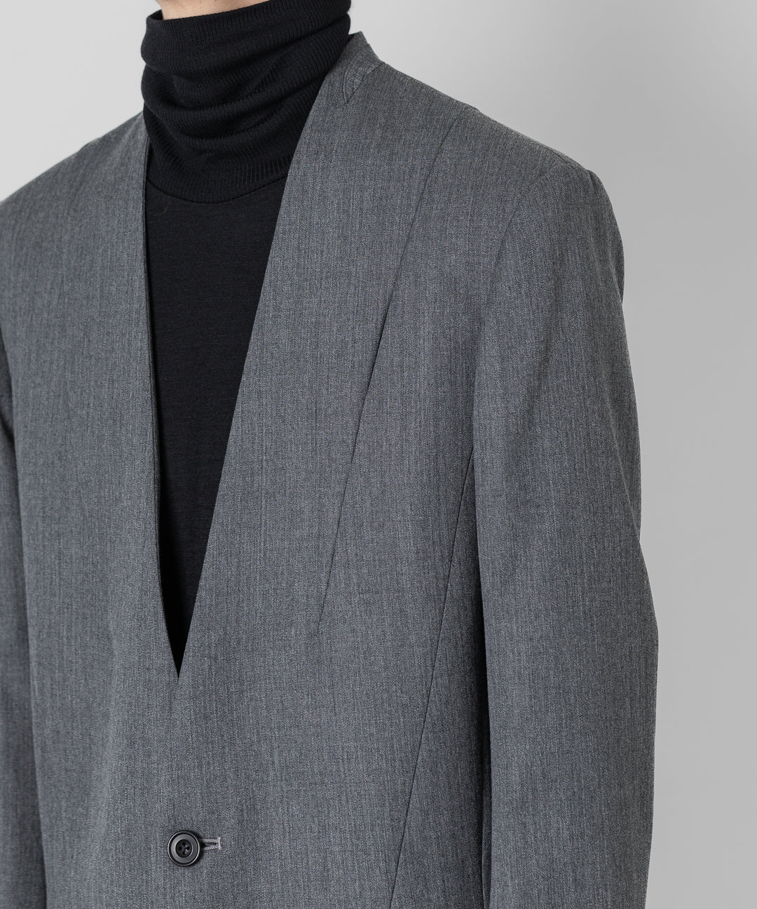 ato(アトウ)のWOOL TWILL NO COLLAR JACKETのCHARCOAL