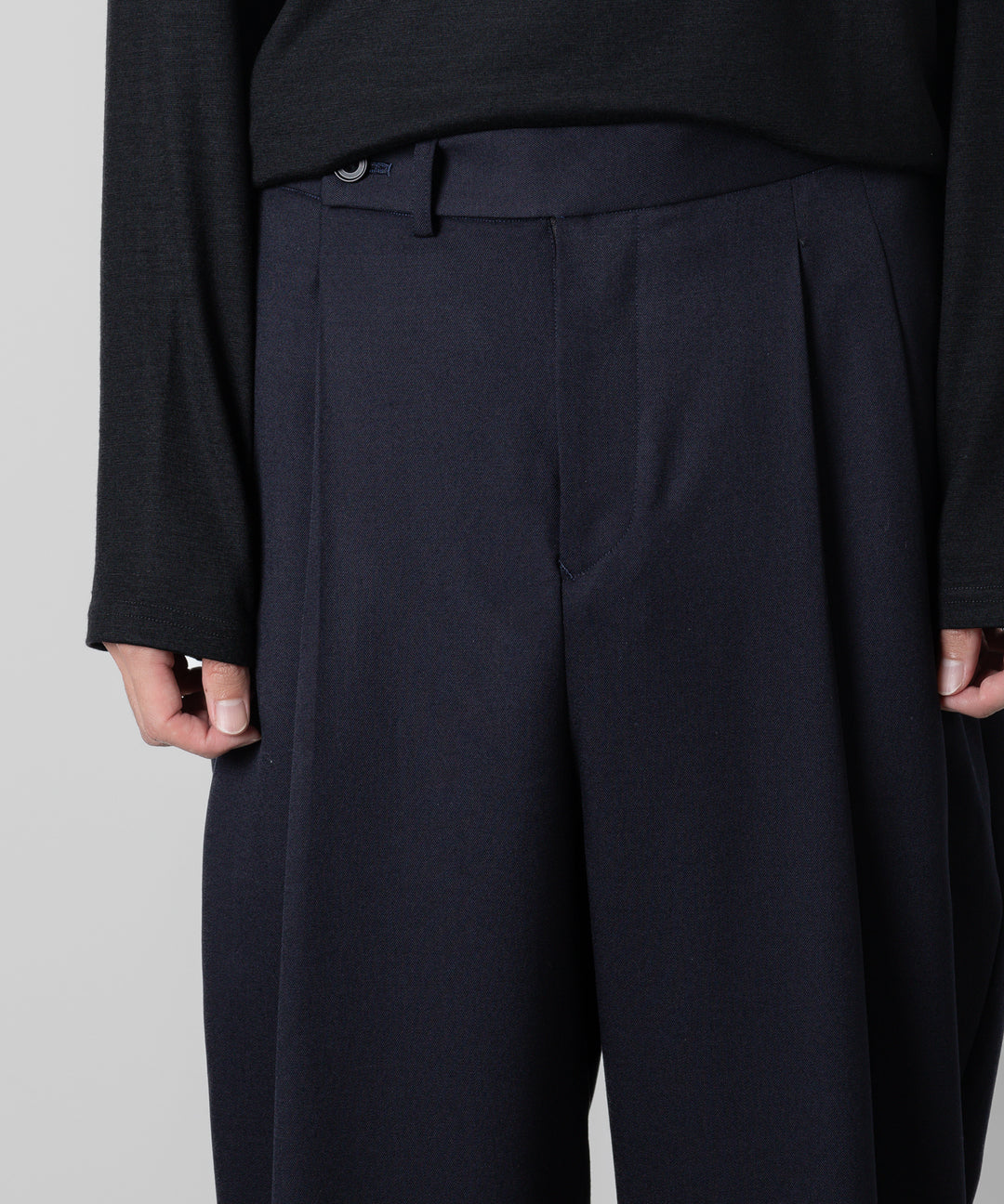 ato(アトウ)のWOOL 2TACK TAPERED PANTSのNAVY