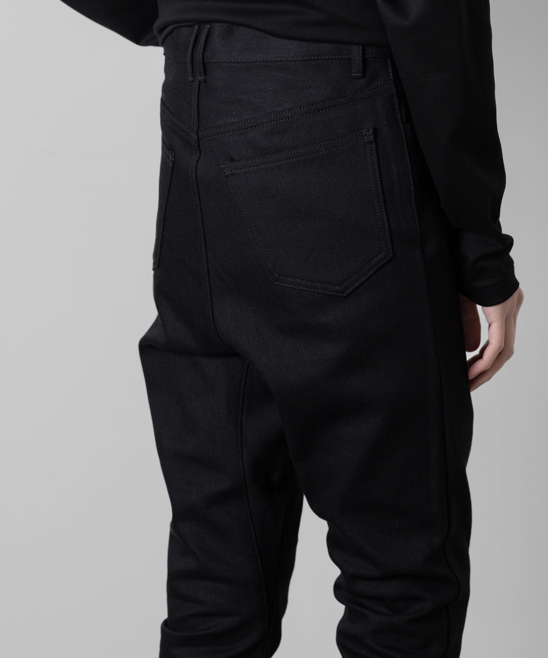 ato(アトウ)のSTRETCH DENIM SARROUEL PANTSのBLACK
