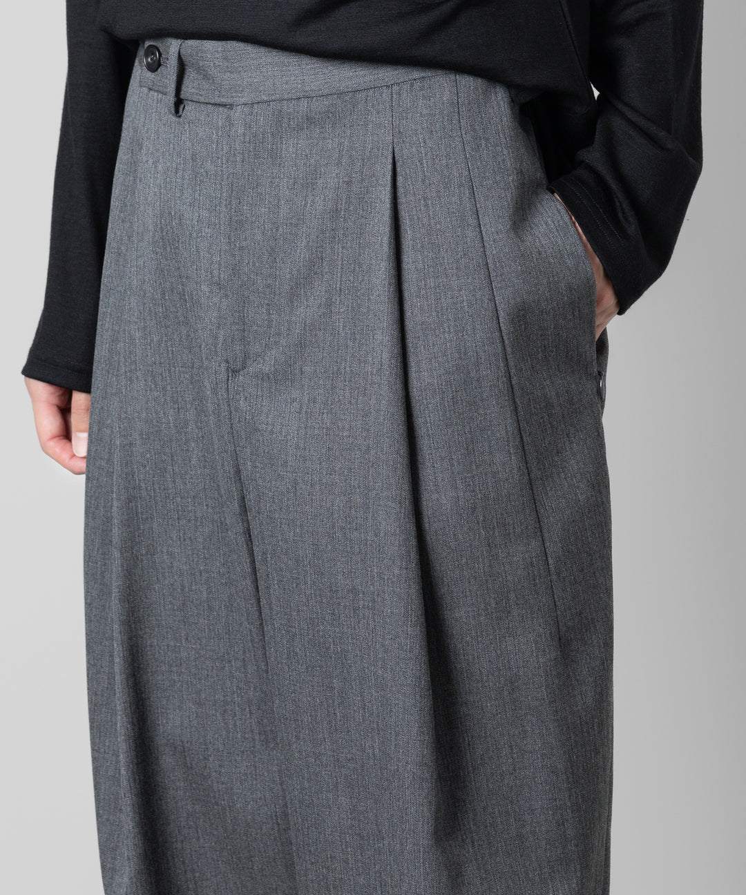 ato(アトウ)のWOOL 2TACK TAPERED PANTSのCHARCOAL