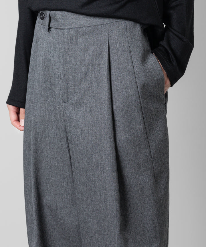 ato(アトウ)のWOOL 2TACK TAPERED PANTSのCHARCOAL