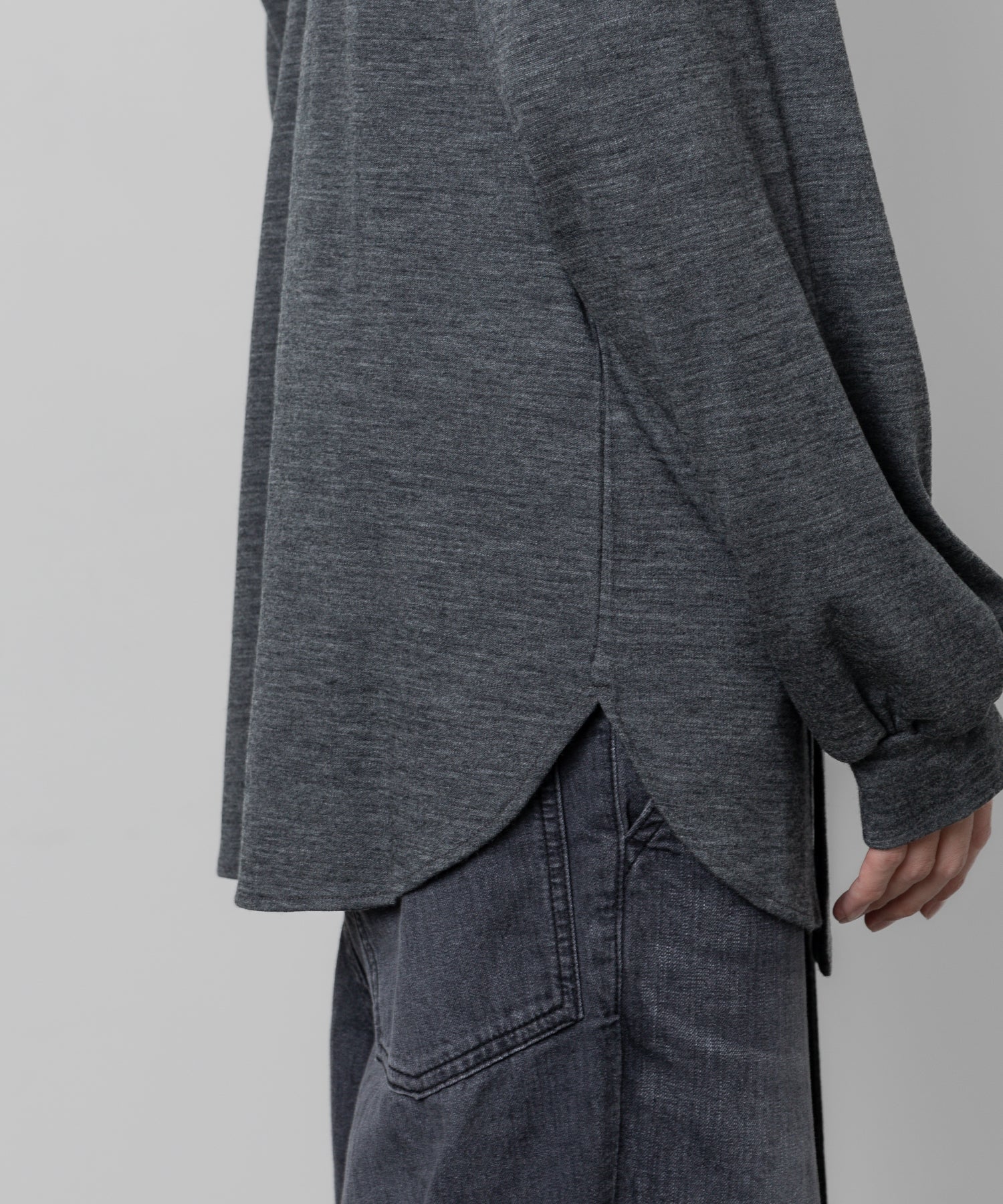 ato(アトウ)のSTAND COLLAR JERSEY WITH STALLのCHARCOAL