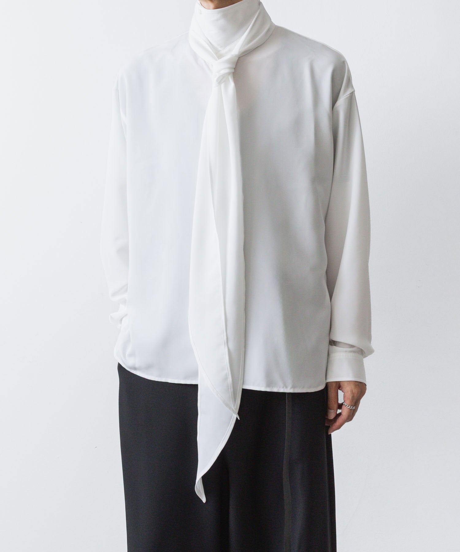 ato(アトウ)のCREPE DE CHINE  SHORT SCARF SHIRT - WHITEの公式通販サイトsession福岡セレクトショップ